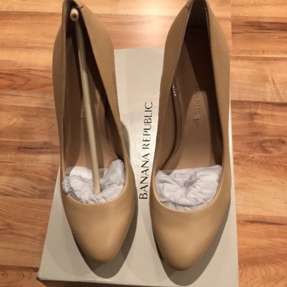 Banana Republic “Kelsey” color:dune size:6